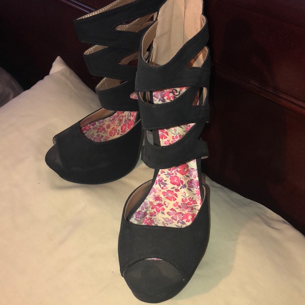 Black platforms